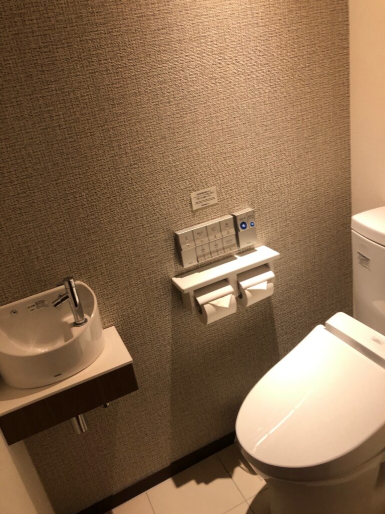 森のソラニワのレディースツインルームのトイレの写真