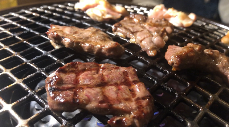 焼肉ダイニングやまやで「やまやセットB」のメニューのお肉を焼いています